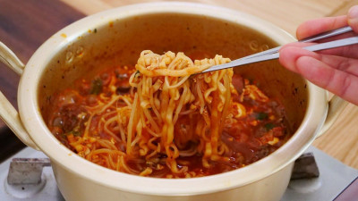 Terlalu Banyak Konsumsi Makanan Pedas dan Panas, Ini Bahayanya